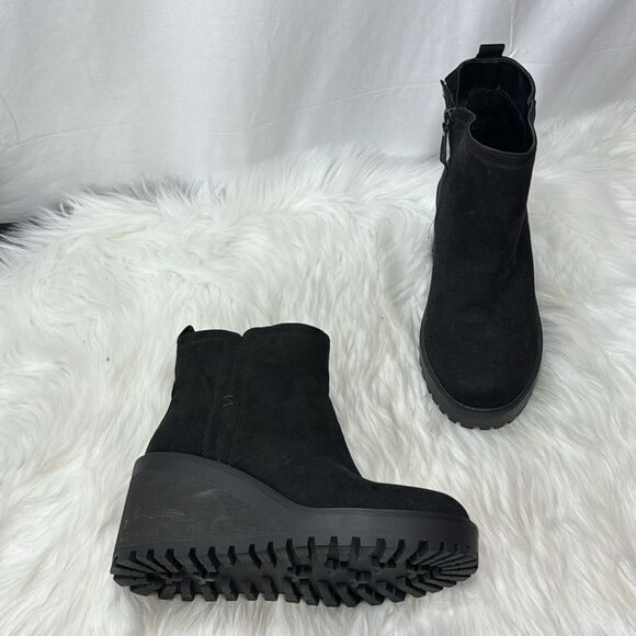 Torrid NWOT Faux Suede Black Wedge Side Zip Booties Extra Wide Width Sz 7.5 - Picture 1 of 6